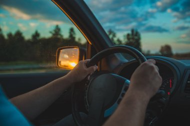 adam araba Otoban tarafından sunset Bulvarında. araba yolculuğu