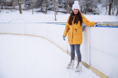 Genç kadın tutmak için kış günü Kayak yaparken korkuluk