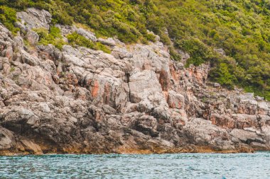 cliff sahil ile deniz manzaralı. yaz tatil kavramı