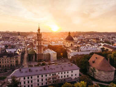 Avrupa şehir üzerinde günbatımı hava görünümünü. eski Gotik mimarisi