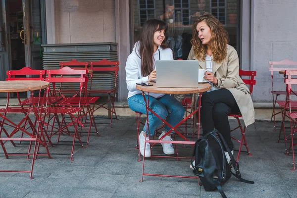 Due Giovani Donne Adulte Che Bevono Caffè Guardano Computer Portatile — Foto Stock
