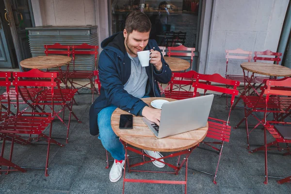 Молодой Взрослый Мужчина Работает Ноутбуке Кафе Открытом Воздухе Чашкой Латте — стоковое фото
