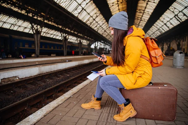 Trenin tren istasyonunda bekleyen genç güzel kadın