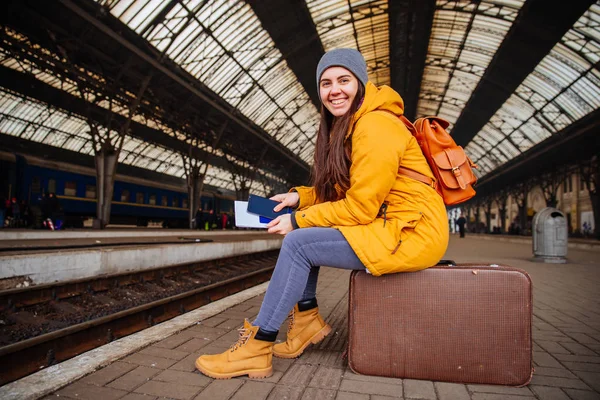 Trenin tren istasyonunda bekleyen genç güzel kadın