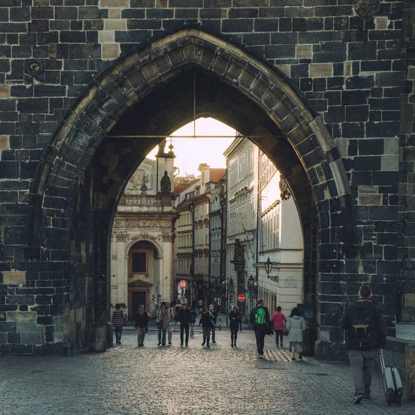 Prague, Çek Cumhuriyeti - 22 Eylül 2018: Charles Köprüsü üzerinde gündoğumu