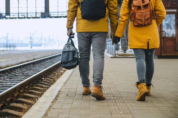 Tren İstasyonu kablolama tren için çifte. seyahat kavramı