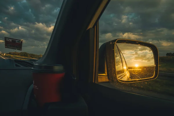 Reflet Coucher Soleil Dans Miroir Voiture Sur Autoroute Road Trip — Photo