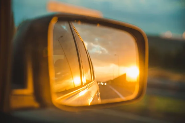 Auto Autostrada Tramonto Nel Riflesso Specchio Auto Viaggio Strada — Foto Stock