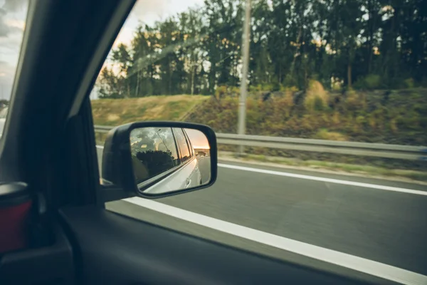 Coche Carretera Puesta Sol Espejo Del Coche Reflexión Viaje Por — Foto de Stock