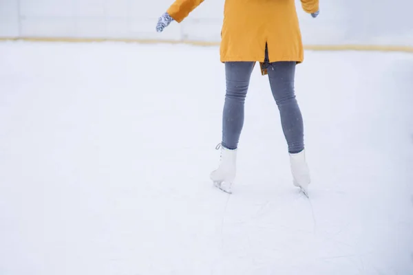 Молодая Женщина Учится Кататься Лыжах Городском Катке — стоковое фото