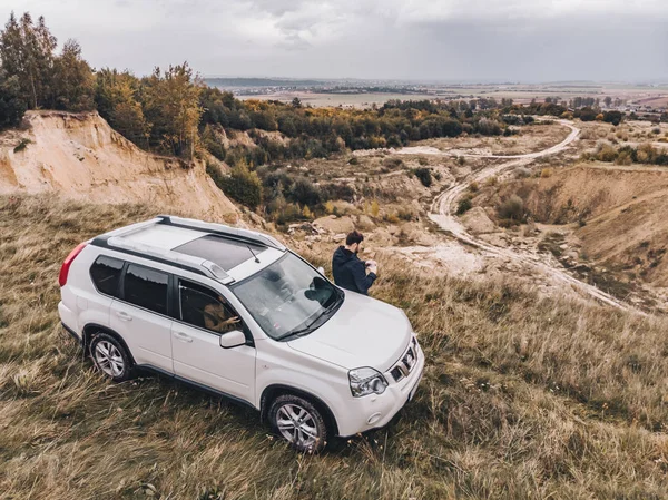 Bílé Suv Vrcholu Kopce Podzimní Zatažené Počasí Muž Který Stojí — Stock fotografie