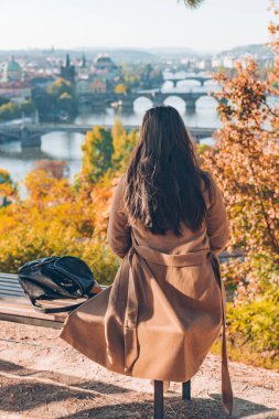 Yalnız kadın tezgah sonbahar Avrupa şehri güzel görünümü ile oturuyordu. Cityscape