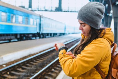 kadın onay zaman. Tren İstasyonu Tren bekliyor. seyahat kavramı