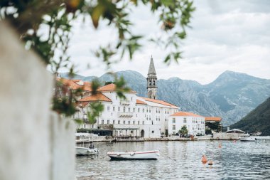 Karadağ'ın Perast şehir güzel manzarasına. bulutlu hava