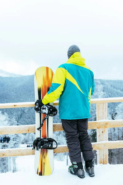 Человек Стоит Сноубордом Вершине Снежного Холма — стоковое фото