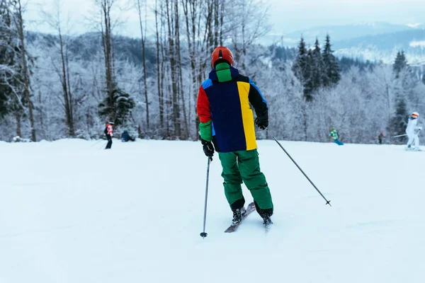 Pessoas Esqui Snowboard Inverno Montanhas Dos Cárpatos — Fotografia de Stock