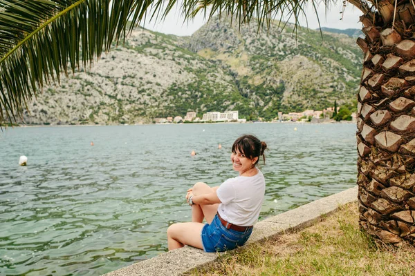 Žena Sedí Moře Při Pohledu Vlny Hory Pozadí Letní Čas — Stock fotografie