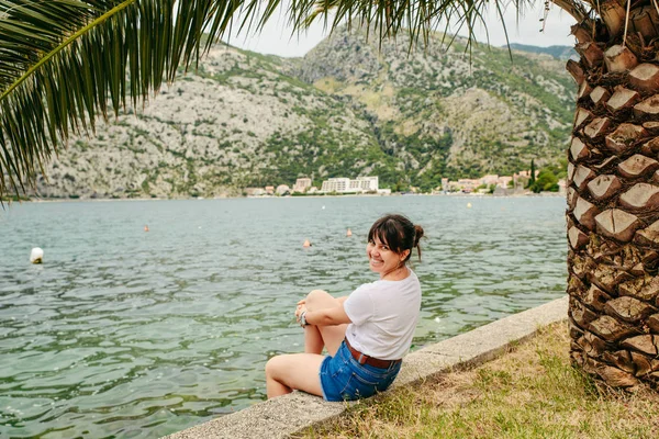 Kvinna Sitter Seaside Tittar Vågorna Berg Bakgrunden Sommartid — Stockfoto