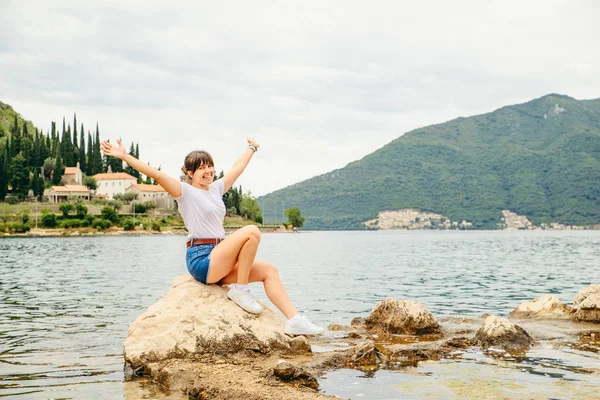 Mujer Sentada Acantilado Mirando Mar Concepto Viaje — Foto de Stock