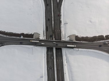 güzel gündoğumu havadan görünümü karayolu üzerinde. araba seyahat kavramı