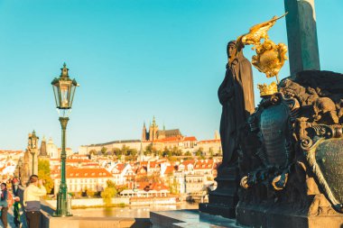 Prague, Çek Cumhuriyeti, 22 Eylül 2018: charles Köprüsü tarafından sabah yürüyüş turist