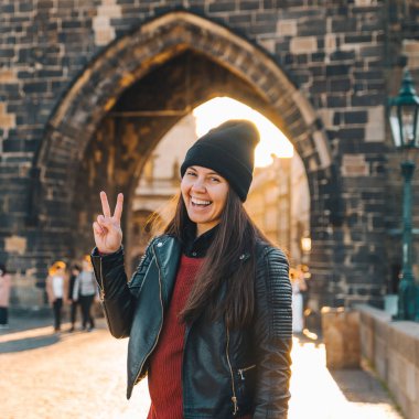 Prag'daki charles Köprüsü güneş doğarken, kadın portre. kopya alanı