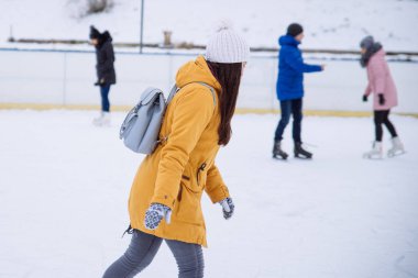 Genç kadın şehir buz pateni Kayak öğrenmek