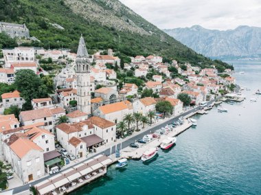 Hava kenti eski Avrupa deniz ve dağ içinde geçmiş. seyahat kavramı