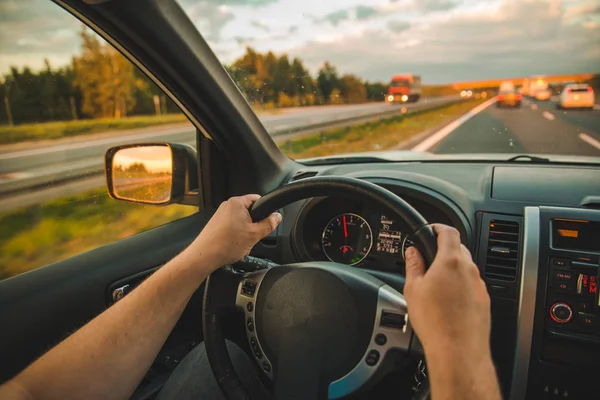Mann Fährt Auto Auf Autobahn Bei Sonnenuntergang Roadtrip — Stockfoto