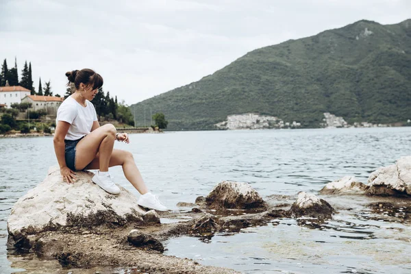 Kvinnan Sitter Klippa Och Tittar Havet Resor Konceptet — Stockfoto