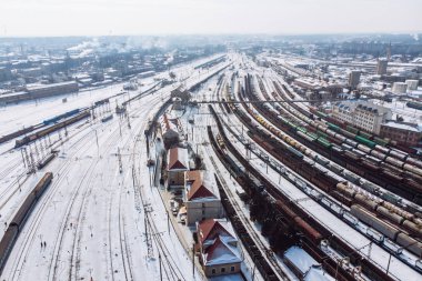 Tren yolu kuş bakışı kış günü içinde. alt üstten görünüm.