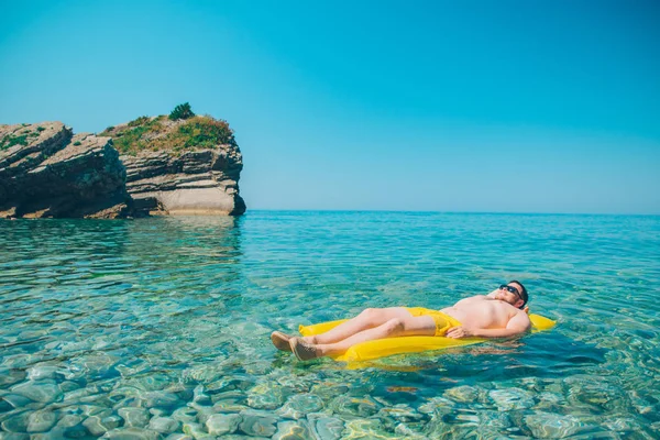 Hombre Joven Colchón Inflable Amarillo Agua Transparente Clara Concepto Vacaciones —  Fotos de Stock