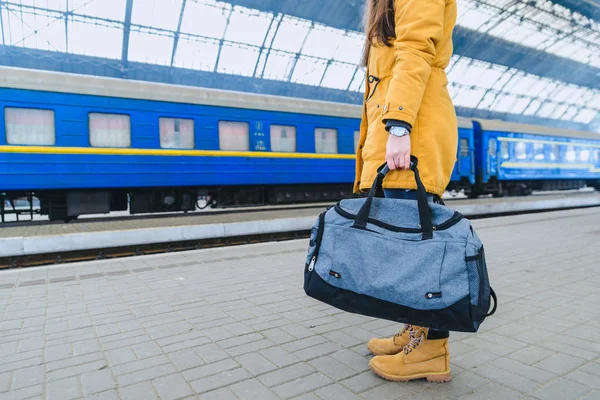 Frau Hält Tasche Auf Bahnhof Uhr Handgelenk — Stockfoto