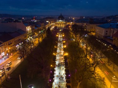 Genel gider kenti Avrupa gece zamanında. insanlar adil tarafından akşamları yürümek.
