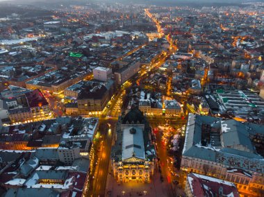 gece zamanında şehrin havadan görünümü. Araba ışıklar sokakları.