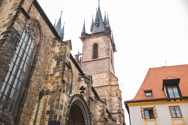我们的夫人老城蒂恩教堂塔在布拉格 城市旅游 — 图库照片
