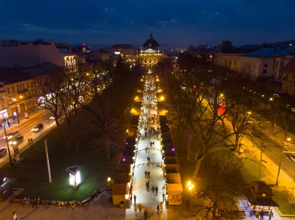 Blick Über Die Europäische Stadt Der Nacht Menschen Gehen Abends — Stockfoto