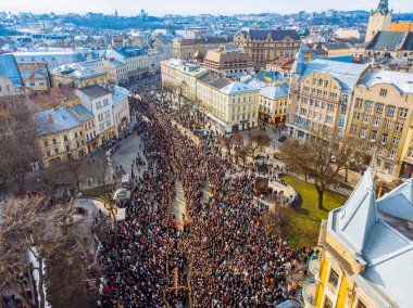 Lviv, Ukrayna - 6 Nisan 2018: Alayı ile büyük bir haç. Seyirciler onların tapınak Tapınak'a yürüyor