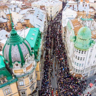 Lviv, Ukrayna - 6 Nisan 2018: Alayı ile büyük bir haç. Seyirciler onların tapınak Tapınak'a yürüyor