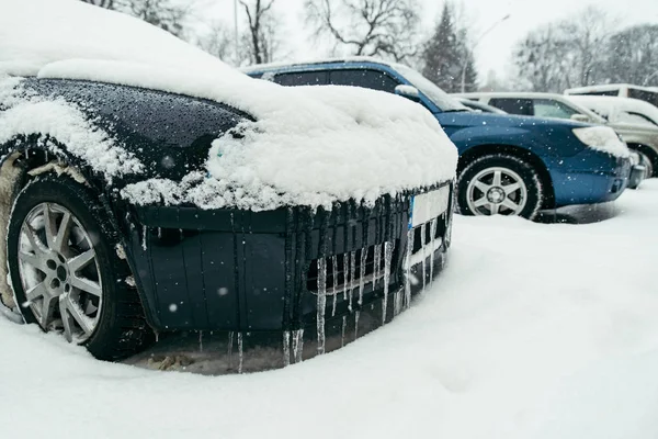 Bil Täckt Med Snö Utomhus Parkering Vinterdag Livsstil — Stockfoto