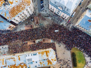 Lviv, Ukrayna - 6 Nisan 2018: Alayı ile büyük bir haç. Seyirciler onların tapınak Tapınak'a yürüyor
