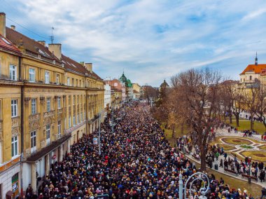 Lviv, Ukrayna - 6 Nisan 2018: Alayı ile büyük bir haç. Seyirciler onların tapınak Tapınak'a yürüyor