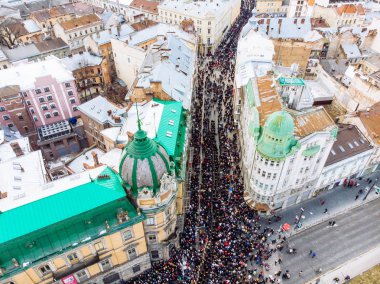 Lviv, Ukrayna - 6 Nisan 2018: Alayı ile büyük bir haç. Seyirciler onların tapınak Tapınak'a yürüyor