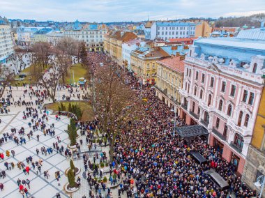 Lviv, Ukrayna - 6 Nisan 2018: Alayı ile büyük bir haç. Seyirciler onların tapınak Tapınak'a yürüyor