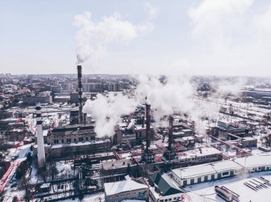 havadan görünümü duman kirliliği şehir fabrikadan. kış saati