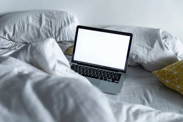 Laptop Cama Trabalho Freelance Cópia Espaço Conceito — Fotografia de Stock