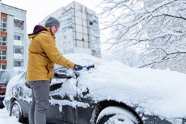 Человек Убирает Машину После Снежной Бури Улиц Покрытые Снегом — стоковое фото