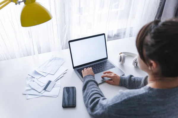 Mulher Sentada Casa Trabalhando Laptop Tela Branca Espaço Cópia — Fotografia de Stock