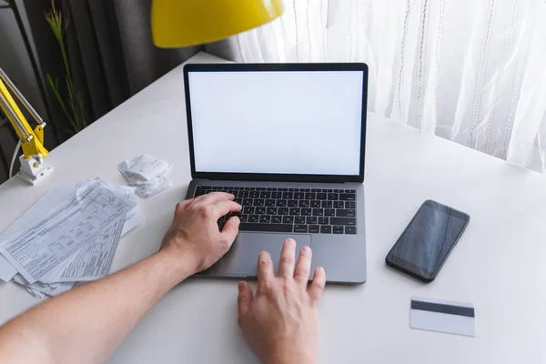 Мужчина Держит Руку Клавиатуре Ноутбук Белым Экраном Ноутбук Похож Макбук — стоковое фото