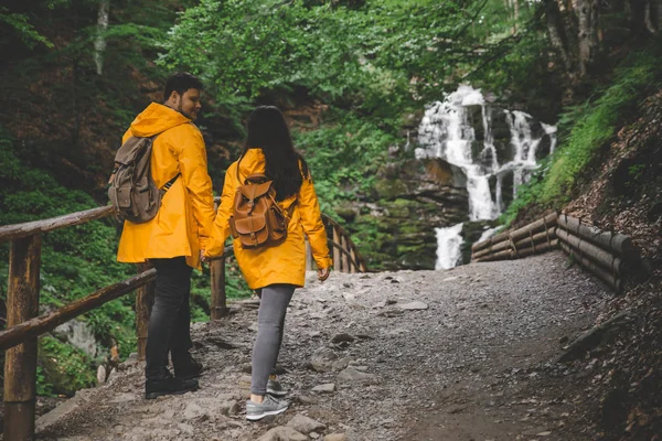 Cuplu Ţinându Mâini Mergând Parc Cascada Fundal Copia Spațiu — Fotografie, imagine de stoc